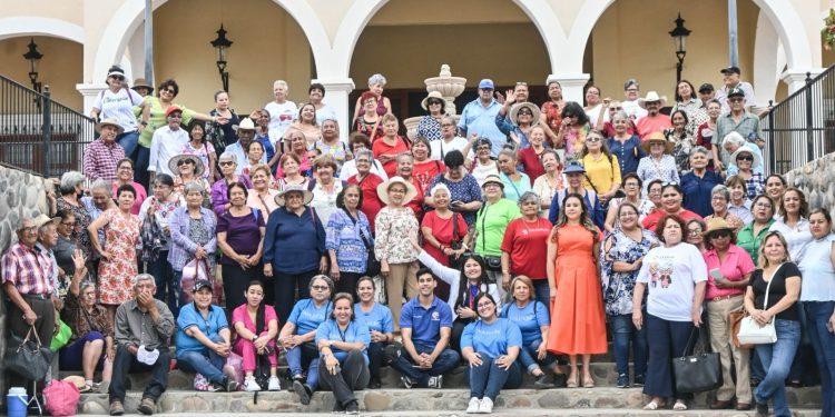 VISITAN PUEBLO MÁGICO DE ÁLAMOS ABUELAS Y ABUELOS DE INAPAM