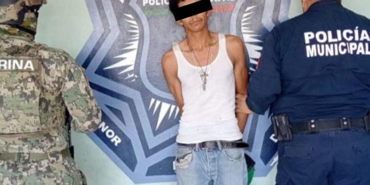 APREHENDE SSPM A DOS POR PORTACIÓN DE ARMA PROHIBIDA Y ROBO A COMERCIO