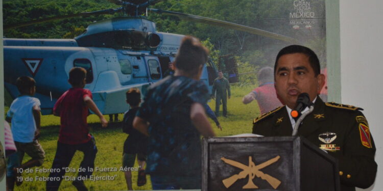 Coronel de infantería Roberto Rico dirigiendo las palabras oficiales.