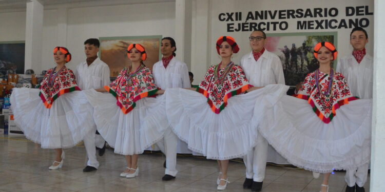 Grupo de danza folklórica del CBTA197 presentando un bailable durante el desayuno conmemorativo.