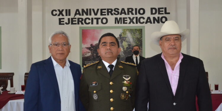Presidente de San Ignacio Rio Muerto, Dr Abel González, Coronel Roberto Rico y Serge Enríquez, PResidente de Bácum.