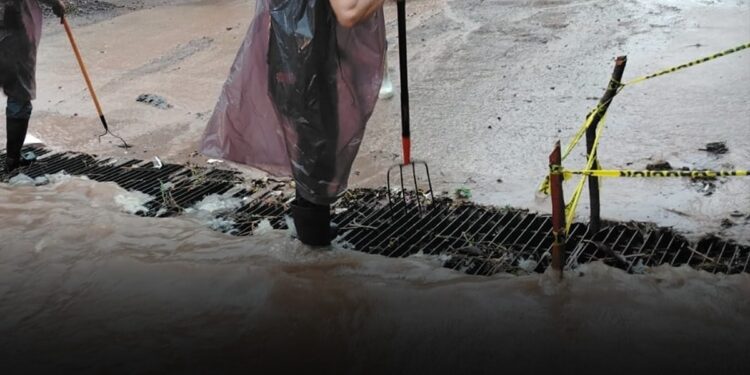 Desasolvan alcantarillas para reducir encharcamientos